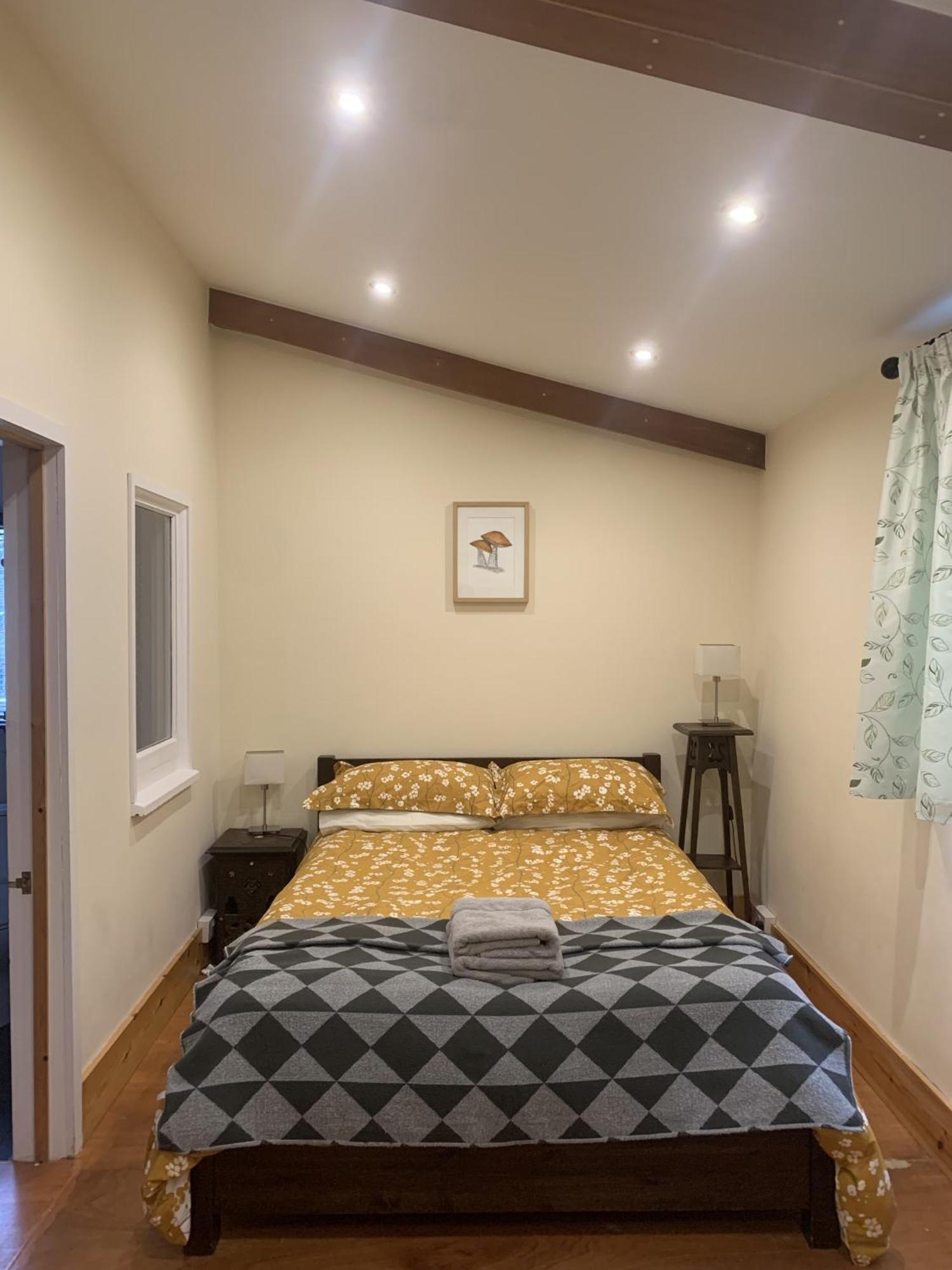 Hotel Ceridwen Glamping, Double Decker Bus And Yurts Llandysul Esterno foto
