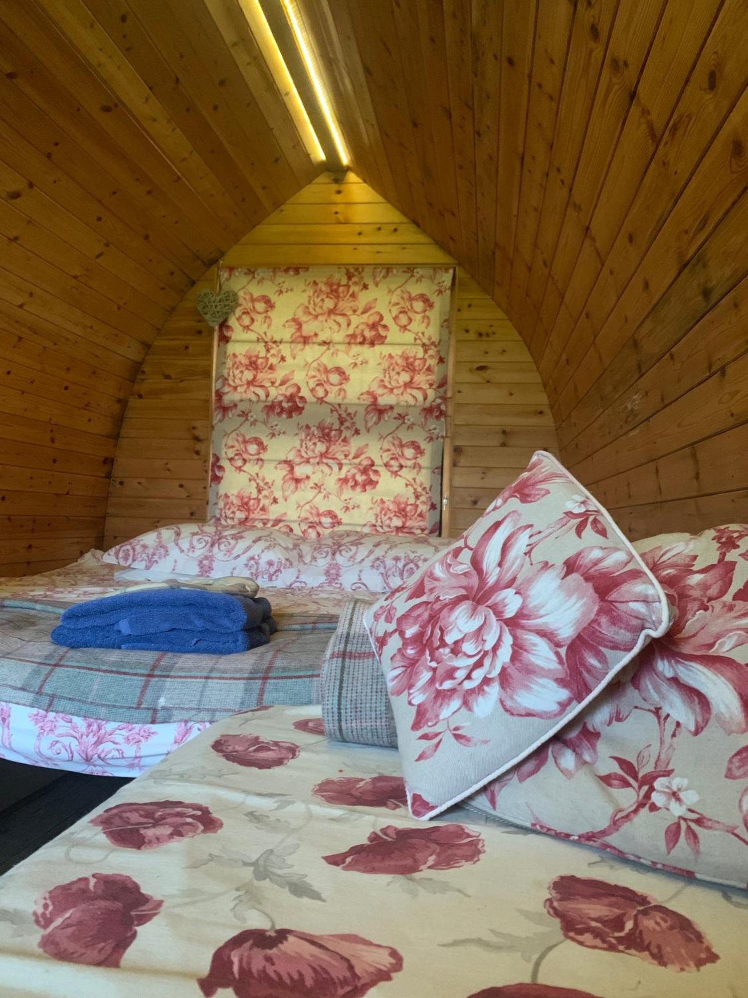 Hotel Ceridwen Glamping, Double Decker Bus And Yurts Llandysul Esterno foto